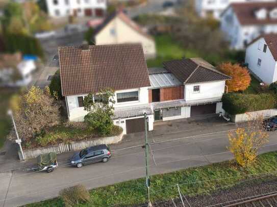 Raum für Ideen! - EFH mit Gartenhof und kleiner Gewerbeeinheit sowie 2 großen Garagen, Oberboihingen