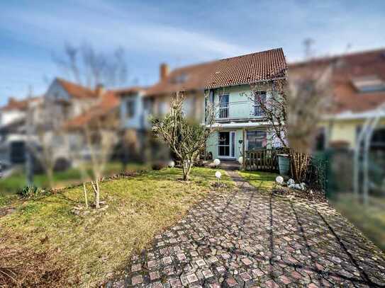 Reihenmittelhaus mit Garten, Tiefgaragenstellplatz & Balkon in Feldrandlage von Brühl
