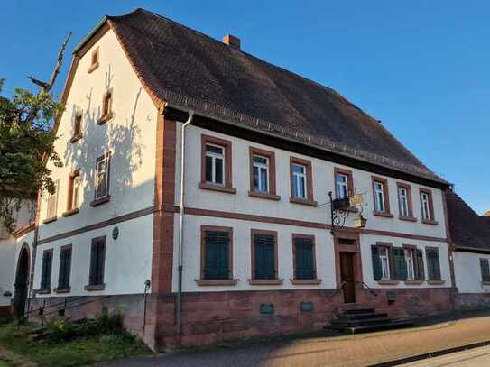 Historisches Anwesen mit Wirtshaus, schönem Innenhof und Scheunen - vielfältigste Nutzungen möglich