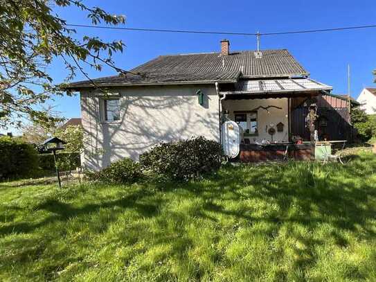 Freistehendes Einfamilienhaus auf tollem Grundstück in Aschbach