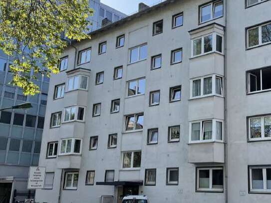 Erstbezug nach Sanierung mit Balkon: Stilvolle 3-Raum-Wohnung mit geh. Innenausstattung in Frankfurt