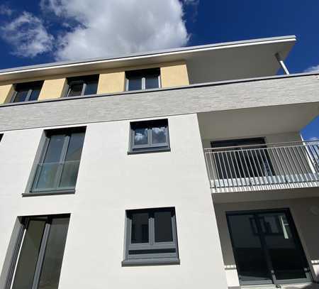 Neuwertige Wohnung mit drei Zimmern sowie zwei Balkonen und EBK in Kirchheim am Neckar