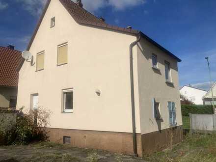 Friedberg OT - 1 Familienhaus mit Nebengebäude und 2 Garagen