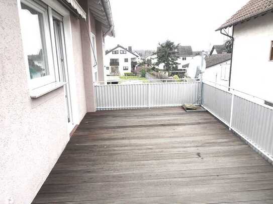 Sehr schöne, neuwertig renovierte 3 ZKB mit Einbauküche, Holzofen, Dachterrasse und Garage