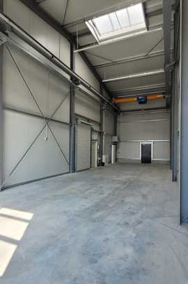 Werkhalle mit Freifläche & Bürocontainer zu vermieten