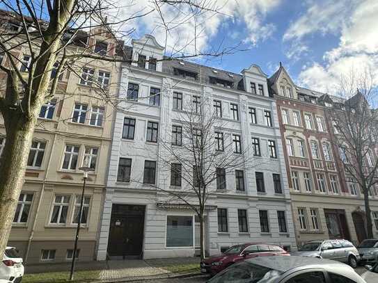 wunderschöne 3 Zimmer Wohnung im 1. OG mit Balkon, Stellplatz im Hof und modernem Bad mit Fenster