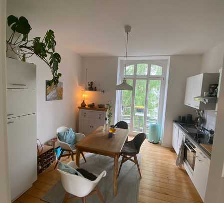 Helle, stilvolle Obergeschosswohnung mit Einbauküche und Balkon in denkmalgeschütztem Altbau