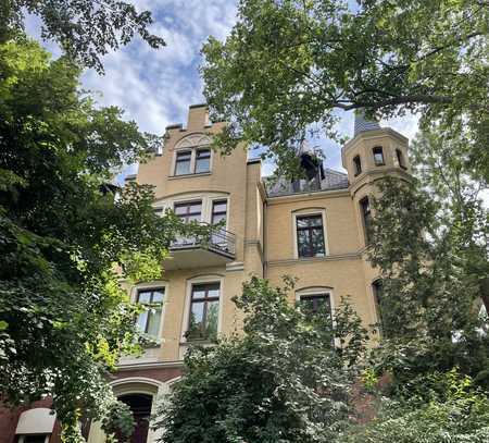 Höll-Immobilien verkauft schöne Zweiraumwohnung mit Balkon in sanierter Stadtvilla.