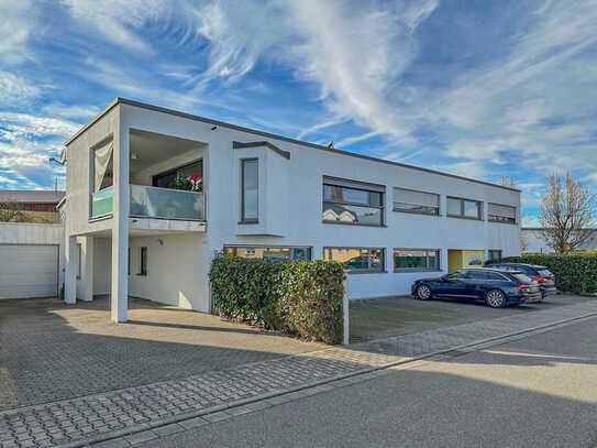 Modernes Gewerbeanwesen: Lagerhalle, Büro´s, Praxiseinheit und stylischer Penthouse-Wohnung