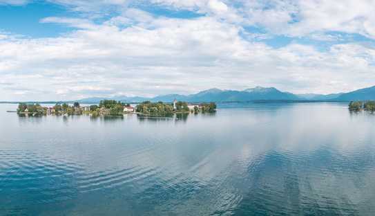 BAUANTRAG GENEHMIGT: Spektakulär Wohnen mit privatem Steg am Chiemsee