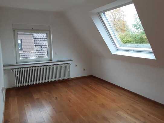 Vollständig renovierte Wohnung mit vier Zimmern sowie Balkon und EBK in Bielefeld