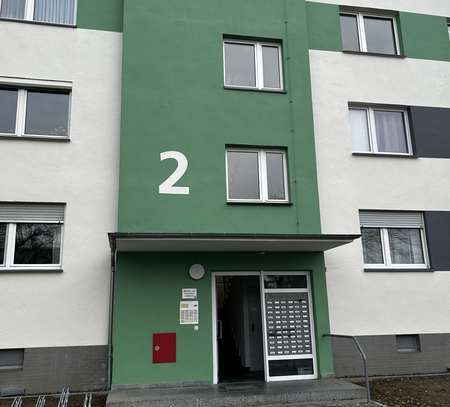 Modernisierte 2-Raum-Wohnung mit Balkon und Einbauküche in Maintal