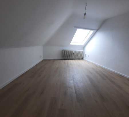 *Oberbilk* Schönes Studio-DG-Apartment mit kleiner, separater Küche - zentral gelegen*