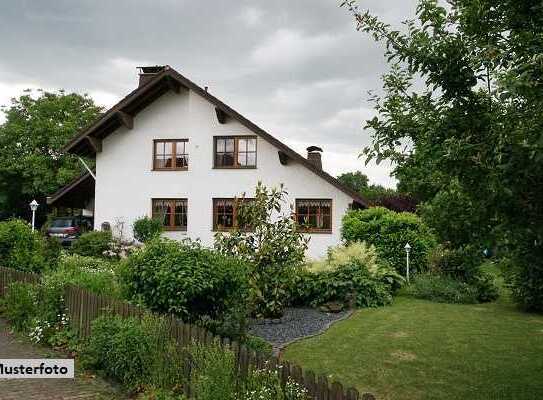 Freistehendes 2-Familienhaus und Garage im Außenbereich