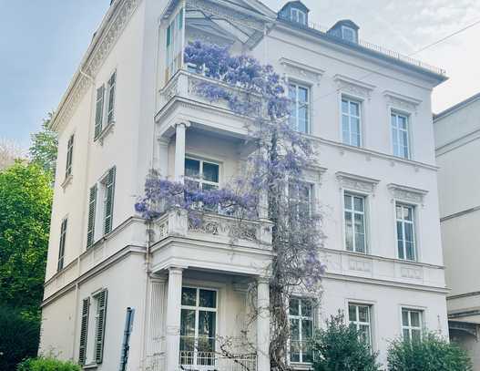 Taunusstrasse: Sanierte 4-Zimmer Dachgeschoß Wohnung in spätklassizistischer Villa