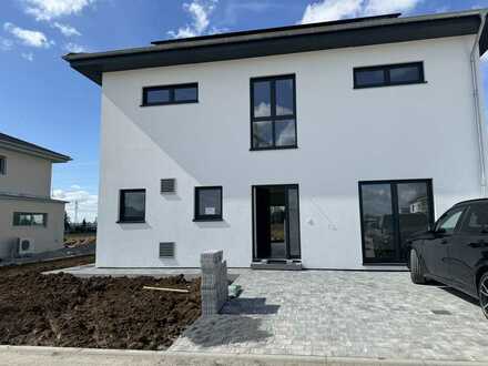 Erstbezug-5-Zimmer-Haus mit EBK in Ingersheim mit Blick auf Apfelplantagen und Wald