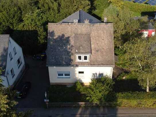 Nach Wunsch ausbaufähiges Haus in Neuerkirch mit tollem Grundstück/Garten direkt am Bach