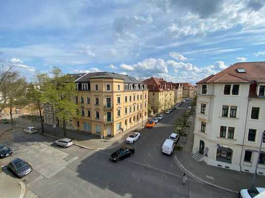 DREIRAUMWOHNUNG IM MANSARDGESCHOSS, GEMÜTLICH, HELL, AB OKTOBER FREI