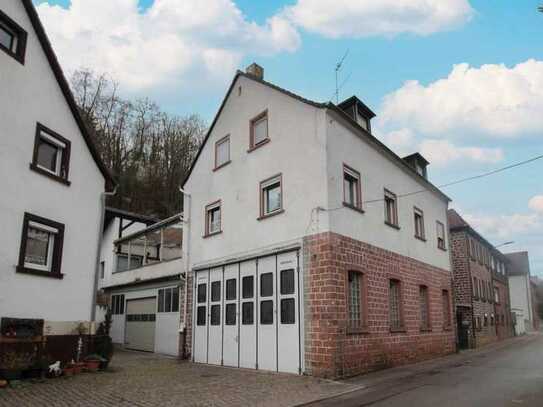 Wohnglück schaffen in Frankeneck: EFH mit tollem Ausblick und vermieteter Werkstatt