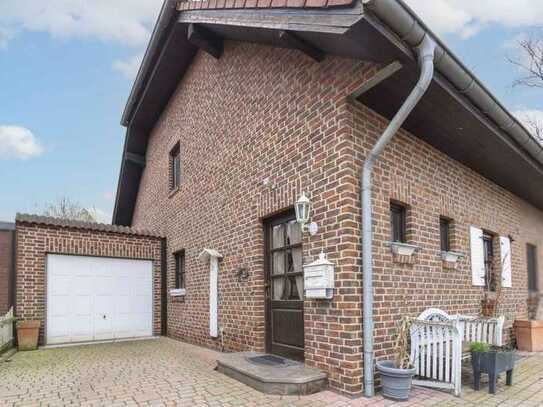 Charmante Doppelhaushälfte mit idyllischem Garten und Garage im Rheinberger Ortsteil Alpsray