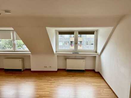 Gemütliche, helle 2-Zimmer-Wohnung im Dachgeschoss zu vermieten