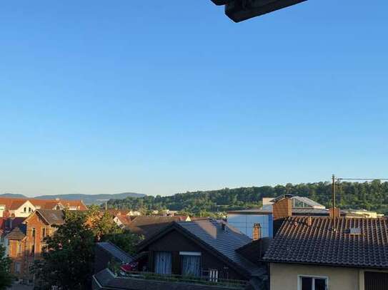 Helle 2,5-Zimmer-Wohnung mit Balkon und Einbauküche in Stadtmitte mit Ausblick