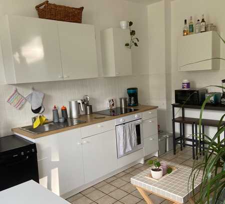 Helle 2-Zimmer Wohnung mit großer Küche und Balkon in Nähe des Kreuzviertels (Heizkosten inkl.)