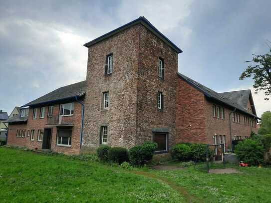 Historisches Gebäudeensemble mit großem Grundstück in sehr zentraler Lage