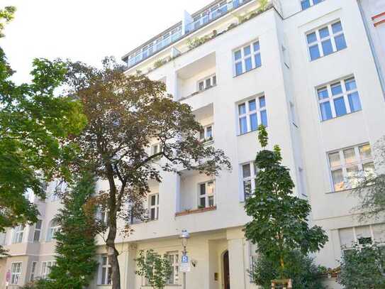 Sonnige Altbau-Wohnung mit frisch geschliffenem Parkett und Balkon*Lift*Top Lage*Einbauküche