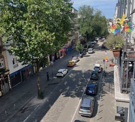 Sanierte 2 Zimmer - Altbauwohnung mit Balkon auf St. Pauli zu vermieten