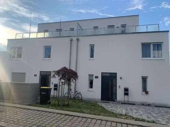 In Pforzheim: Moderne Wohnung im rodgebiet mit vier Zimmern, Terrasse und Balkon