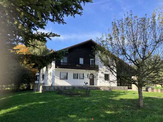 Außergewöhnliches "Landhaus" mit großem Nebengebäude auf Erbbaugrundstück