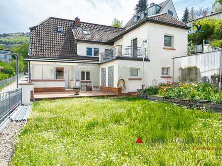 WOHNEN IN BESTLAGE - Individuelles Einfamilienhaus mit ELW, Innenhof, Sonnenterrasse und Garten