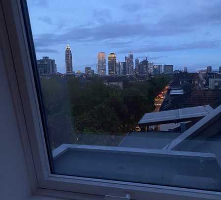 neuentstandene Maisonette-Dachgeschoss Wohnung mit Loggia und Skylineblick