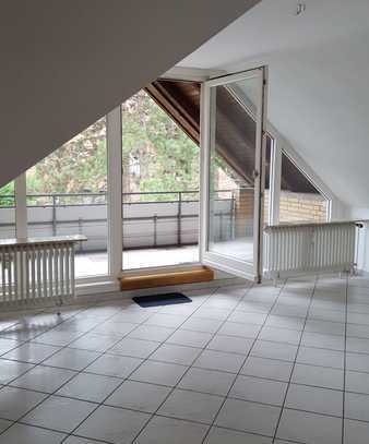 Schöne 4-Zimmer-Dachgeschosswohnung mit Loggia und Einbauküche in Seelze