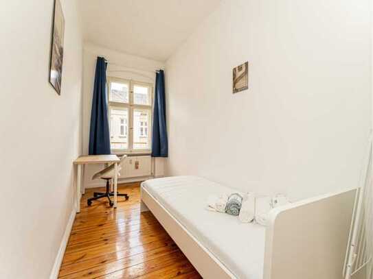 Cute single bedroom in 3-bedroom apartment in Prenzlauer Berg