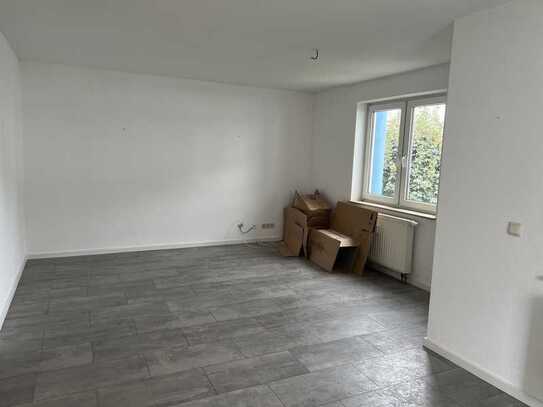 Modernisierte 3-Raum-Wohnung mit Balkon , Tiefgaragenstellplatz und Einbauküche in Jettingen