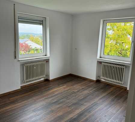 Freundliche 3-Zimmer-Wohnung mit Balkon und EBK in Burtenbach