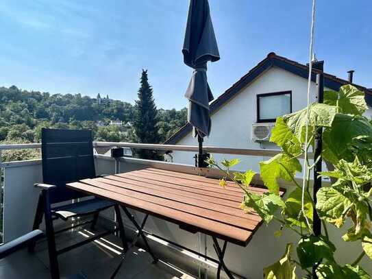 Moderne 4-Zi.-DG-Wohnung mit sonnigem Balkon, ca. 80 m² Wfl., gute Lage, Außenstellplatz, vermietet