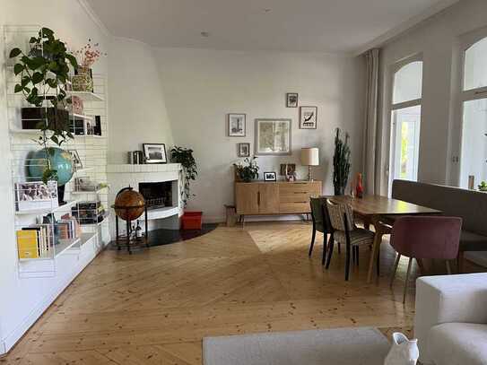 Altbauwohnung mit Kamin, Balkon und Loggia