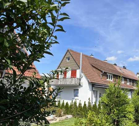 RESERVIERT: Hübsche DG-Wohnung in Zweifamilienhaus mit eigenem Gartenanteil und Balkon!