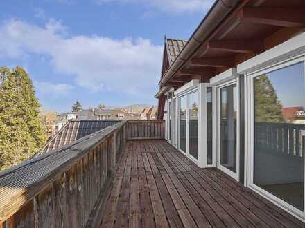 Sanierte 4-Zimmer-Altbau-Wohnung mit großer Dachterrasse im Jugendstil-Stadthaus in 79100 Freiburg