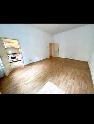 Schöne 2 Zimmerwohnung mit Balkon Einbauküche und Stellplatz