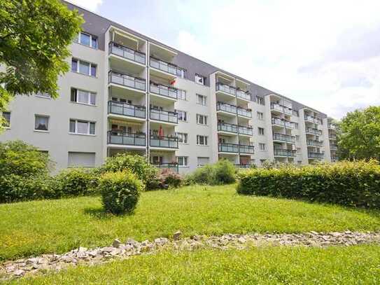 In der Herrichtung! 2 Räume mit Balkon ganz unten!