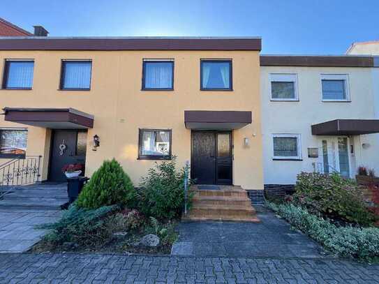 Renovierungsbedürftiges Reihenmittelhaus mit Garten und Garage in schöner Lage von Bruch