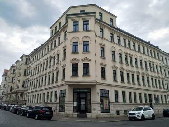 2 Zimmer Wohnung mit Balkon und Parkett und separater Küche
