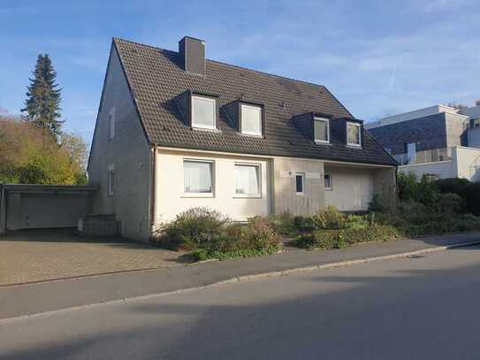 Freistehendes Dreifamilienhaus mit großem Garten / Garage