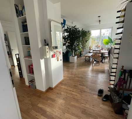 Schöne Loft artige Dachgeschosswohnung mit Kamin und Gartenanteil