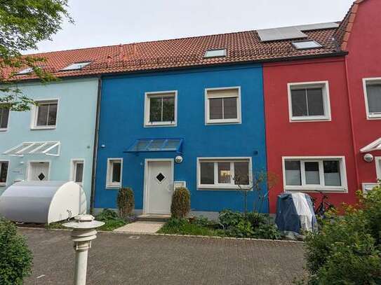 Sonniges frisch renoviertes Reihenmittelhaus mit Garten zur Südseite, Einbauküche, 2 TG Stellplätze