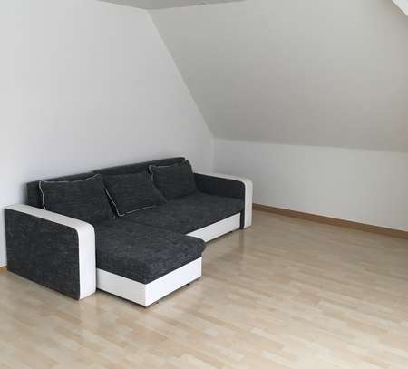 *1,5 Zimmer DG-Wohnung *Küche mit EBK *Spitzboden *Duschbad*